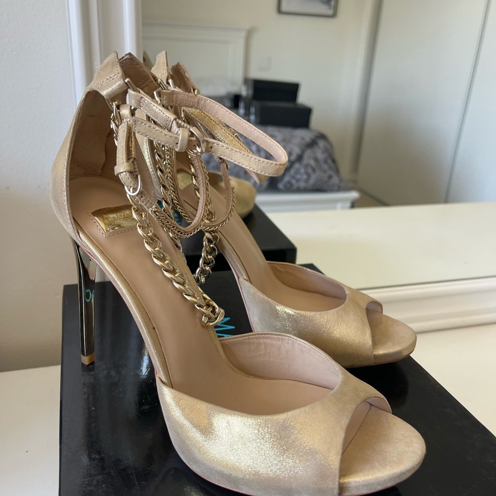 MARCIANO Elegant Gold Peep-Toe Stiletto Heels with Chain Detail Size 9.5 - Picture 3 of 5